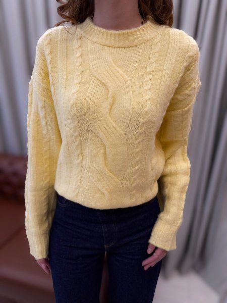 كنزة تريكو مضفّرة