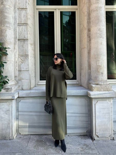 طقم تنورة وكنزة صوف